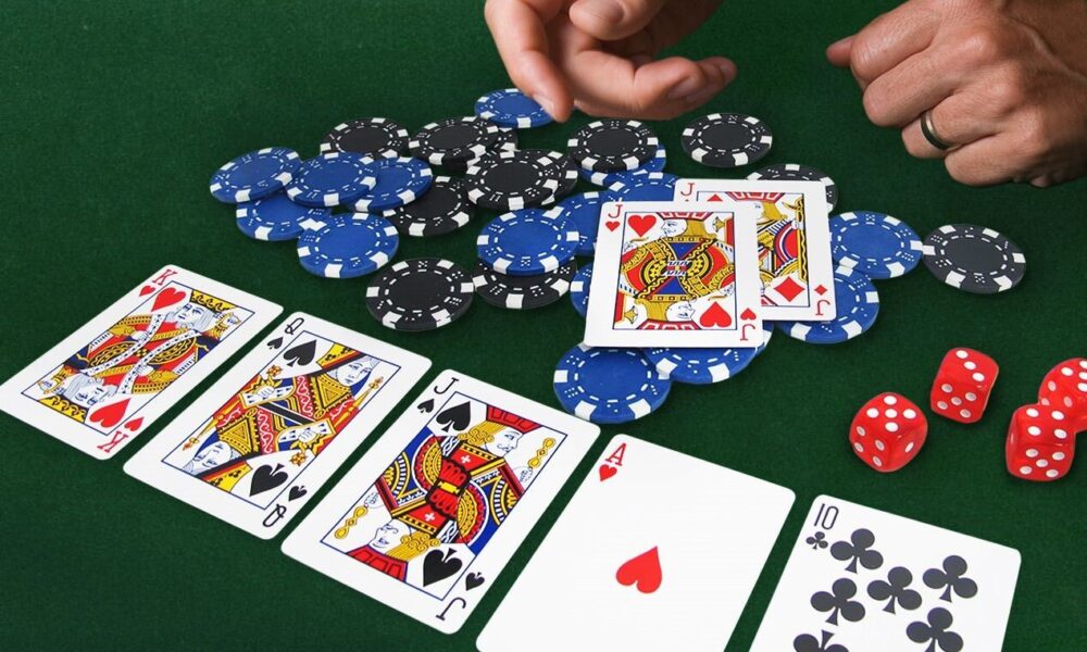 Đánh bài qua mạng là gì và tại sao được ưa chuộng hiện nay? 7 Cách thức đánh bài qua mạng sẽ một chút sự khác biệt so với đánh bài truyền thống