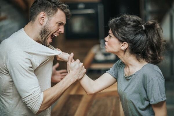 Nằm mơ thấy đánh nhau mang lại điềm báo gì? Con số nào may mắn? 6 Chiêm bao thấy đánh nhau với ma